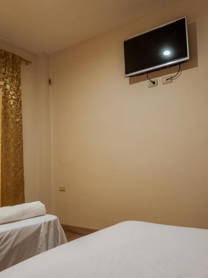 Hostal Tortuga Dorada Puerto López Esterno foto